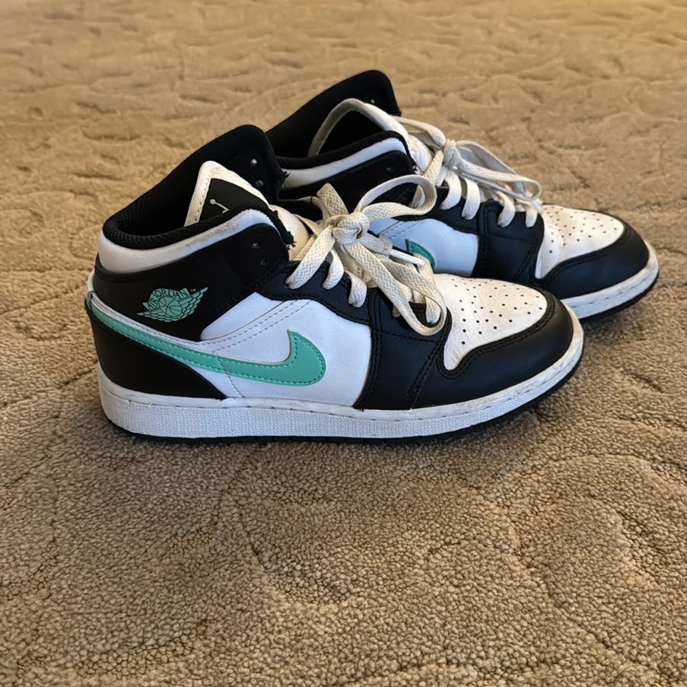Boys Air Jordan 1 Mid, size 4.5